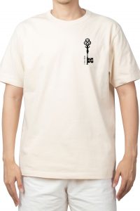 El extraño. Camiseta crema. Cara delantera.